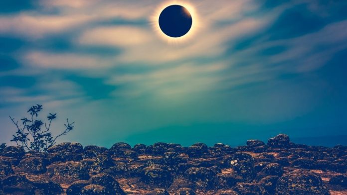 Retinólogo desmintió las creencias populares que existen a la hora de observar un eclipse total del sol