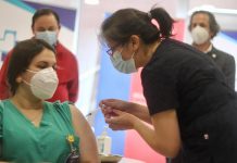 Un total de 8.649 trabajadores de salud recibieron ya la vacuna contra el COVID-19 en clínicas y hospitales del país