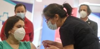 Un total de 8.649 trabajadores de salud recibieron ya la vacuna contra el COVID-19 en clínicas y hospitales del país