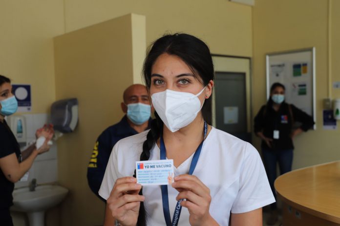 Hermanos que se desempeñan en la UCI del Hospital Van Buren fueron los primeros vacunados en Valparaíso