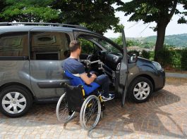 Grúa eleva personas en silla de ruedas al auto