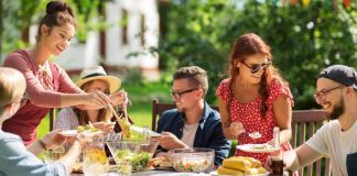 Lo que los viajeros vacacionales deben saber sobre la COVID-19 ROCHESTER, Minnesota: Durante la temporada vacacional del país, muchas personas viajan o hacen fiestas, pero como aún falta vacunar contra la COVID-19 a mucha gente y circula por allí la variante Delta más contagiosa, los expertos en salud recomiendan ser cautelosos al planificar viajes o reuniones con grupos grandes de personas.