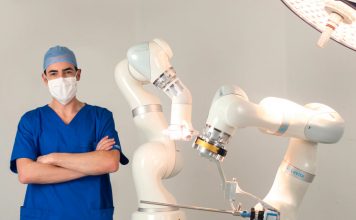 Médico chileno crea robot para cirugía abdominal único en el mundo El robot Levita tiene un triple impacto: para el pacientes, son menos incisiones lo que significa menor dolor y recuperación más rápida, para el cirujano, permite una mejor visualización durante la cirugía y para el hospital, aumenta la eficiencia, aumentando las cirugías que se pueden realizar por día. Esta innovación se perfila como la solución óptima para descomprimir el sistema de salud y dar una solución efectiva a las largas listas de espera para cirugía.