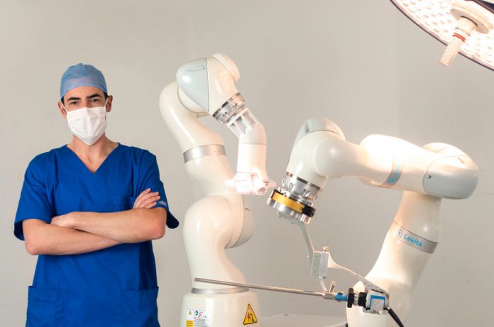 Médico chileno crea robot para cirugía abdominal único en el mundo El robot Levita tiene un triple impacto: para el pacientes, son menos incisiones lo que significa menor dolor y recuperación más rápida, para el cirujano, permite una mejor visualización durante la cirugía y para el hospital, aumenta la eficiencia, aumentando las cirugías que se pueden realizar por día. Esta innovación se perfila como la solución óptima para descomprimir el sistema de salud y dar una solución efectiva a las largas listas de espera para cirugía.