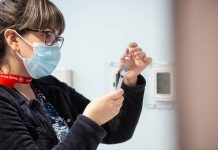 COVID-19: Se reportan 10.472 nuevos casos, con 92.129 exámenes a nivel nacional en las últimas 24 horas, con una positividad de 10,79% Minsal inicia estudio para determinar respuesta inmune ante una dosis de refuerzo de la vacunación contra el COVID-19 El trabajo considera la participación de 564 voluntarios, quienes son inoculados con una vacuna adicional al esquema. Sus muestras de sangre serán analizadas luego de 15, 30, 60 y 90 días para determinar la evolución de los anticuerpos.