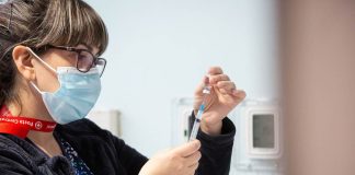 Minsal inicia estudio para determinar respuesta inmune ante una dosis de refuerzo de la vacunación contra el COVID-19 El trabajo considera la participación de 564 voluntarios, quienes son inoculados con una  vacuna adicional al esquema. Sus muestras de sangre serán analizadas luego de 15, 30, 60 y 90 días para determinar la evolución de los anticuerpos.