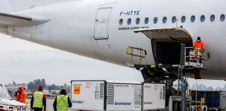 Ministra (s) Paula Daza recibe cargamento con un millón de dosis de Sinovac y actualiza calendario de vacunación