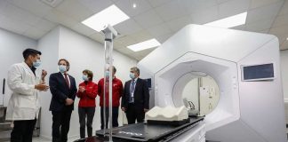 Subsecretarios de Redes Asistenciales y de Salud Pública visitan instalaciones de Acelerador Lineal del Hospital Base de Valdivia