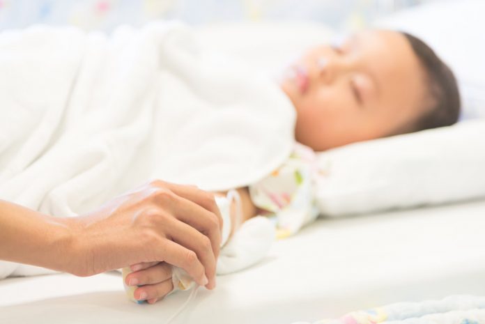 Académicas de Kinesiología UC señalan la importancia del apego seguro en pacientes pediátricos hospitalizados y su vínculo con la Ley Mila
