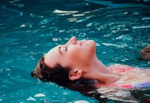 Efectos negativos de la arena, el mar y el cloro de piscinas en nuestro cabello y piel Efectos negativos de la arena, el mar y el cloro de piscinas en nuestro cabello y piel