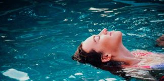 ¿Se puede abrir los ojos bajo el agua? Una optometrista de Mayo Clinic ofrece sus consejos