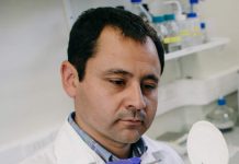 Científico porteño permitió implantar piel a niño de 15 años en hospital Gustavo Fricke