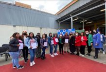 Llamativo desfile cerró ceremonia de reconocimiento de Clínica Estética en Centro Penitenciario de Concepción Grupo de internas certificado en corte y peinado
