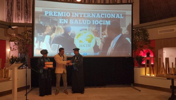 Dr. Jorge Diaz recibe importante reconocimiento internacional por su aporte a la medicina estética