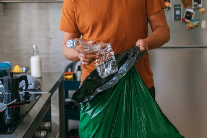 Cuatro consejos para reciclar tus plásticos en Navidad