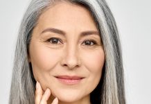 Mujeres jóvenes con canas ¿Moda o tendencia Experta te dice cómo cuidar el cabello si decidiste dejarlas crecer