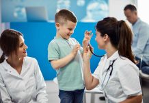 Llega marzo: Especialistas recomiendan realizar chequeos médicos a niños y niñas en este regreso a clases  