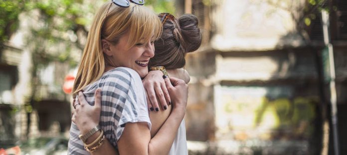 Pasar tiempo en compañía fortalece el sistema inmune y el corazón Soledad y cardiopatías: ¿existe una relación?