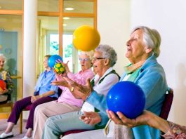 Cómo mantener activos a los adultos mayores en los meses más fríos y con menos luz solar