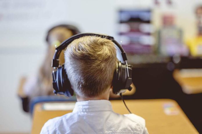 Rendimiento y salud auditiva en el aula: Principales alertas en niños, jóvenes y docentes.