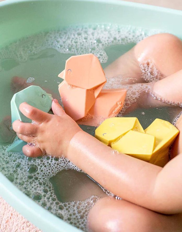 ¿Sabías que entretener a tus hijos, mientras se bañan en la tina, con patitos de goma, es fuente de bacterias, gérmenes y hongos?. Patito Origami. Smart Mom.