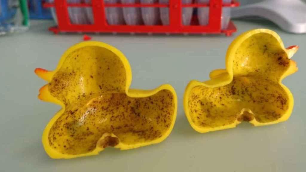 ¿Sabías que entretener a tus hijos, mientras se bañan en la tina, con patitos de goma, es fuente de bacterias, gérmenes y hongos?. Patito Origami. Smart Mom.