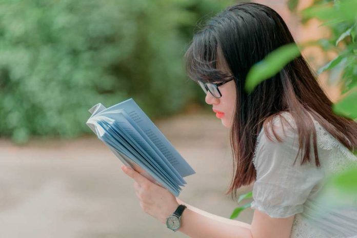 Conoce los riesgos de usar lentes de lectura para la presbicia