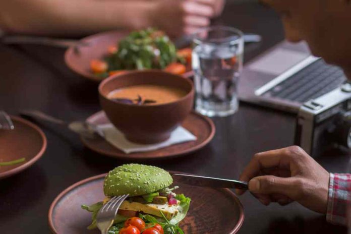 ¿Qué Vitaminas tomar y cómo alimentarse de manera equilibrada (3) ¿QUÉ VITAMINAS TOMAR Y CÓMO ALIMENTARSE DE MANERA EQUILIBRADA?