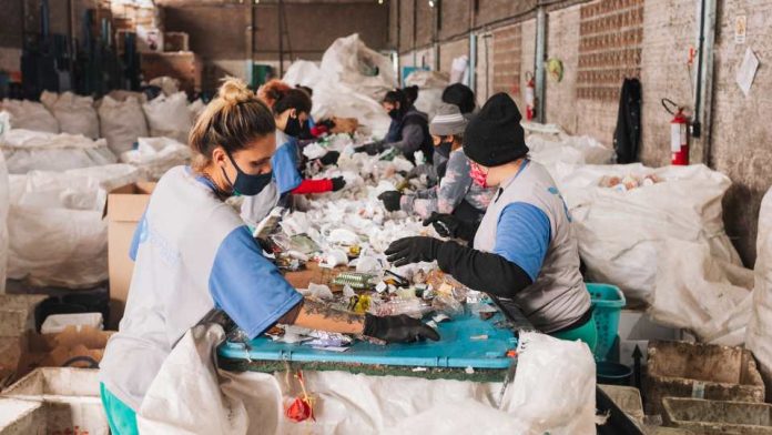 Innovadora empresa de snacks saludables del grupo Angelini: en menos de un año Flip compromete sacar de circulación una tonelada de plástico