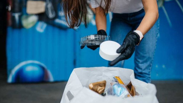 Mascarillas recicladas se convierten en bandejas para los patios de comida Mascarillas recicladas se convierten en bandejas para los patios de comida