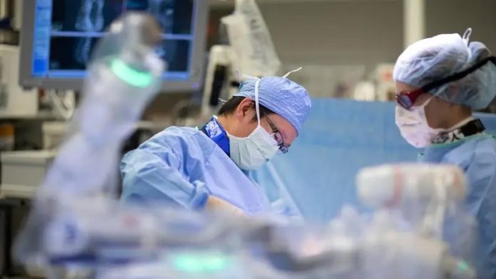 Selby-Chen-robotic-spine-surgery_1545928_3789900_15_16x9 (1) copia Los beneficios de practicar la cirugía de columna vertebral con el paciente despierto