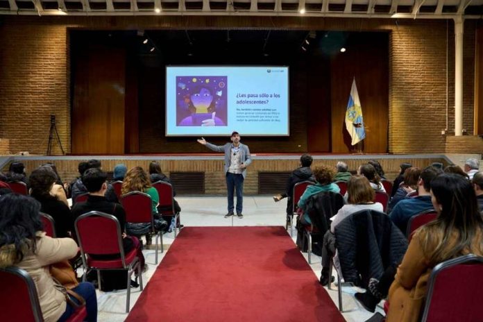 25% de los adolescentes hombres reenvía contenido sexual de terceros sin su consentimiento