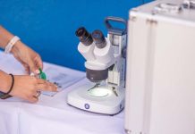 científico con experimentos para niñas y niño