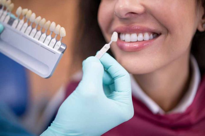 Blanqueamiento dental: expertos advierten riesgos de hacerlo sin indicación médica