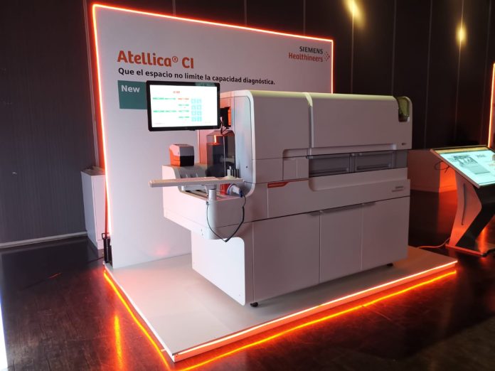 Llega a Chile innovador equipo para laboratorios clínicos: es el más compacto de Latinoamérica y realiza hasta 1120 test por hora