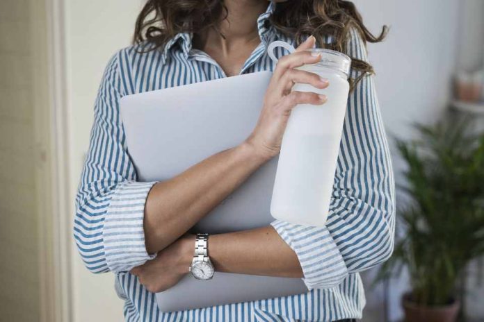 Preparándonos para los días calurosos: consejos para mantenerte hidratado en el trabajo