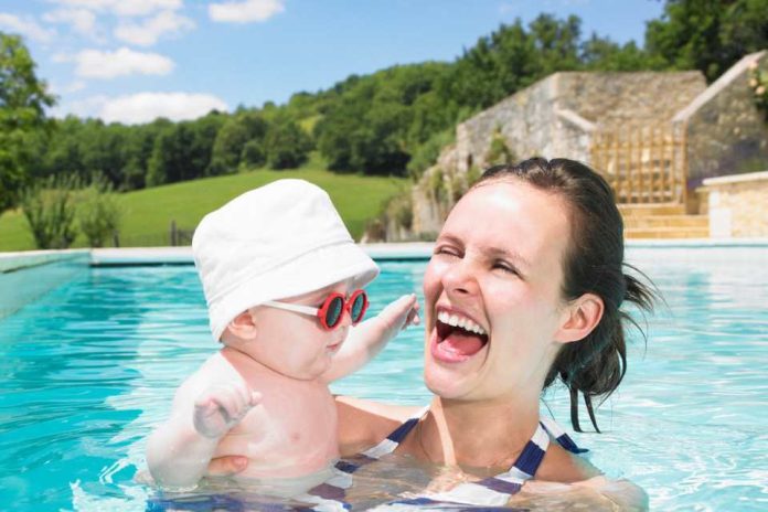 Tips para el baño seguro de niños en piscinas, playas y lagos