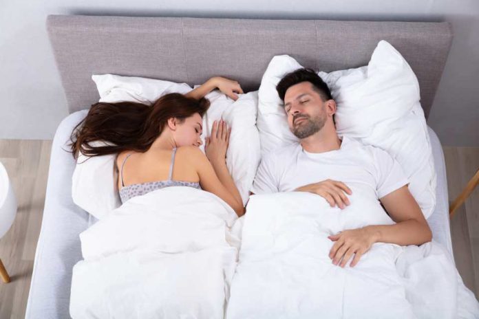 14 de febrero: encuesta descubrió las tendencias de los chilenos y chilenas al dormir en pareja  