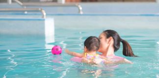 Consejos para un día de piscina perfecto junto a tu bebé