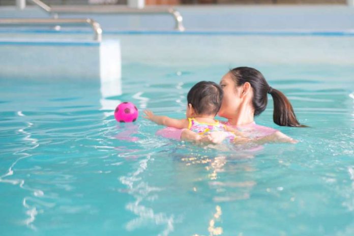 Consejos para un día de piscina perfecto junto a tu bebé