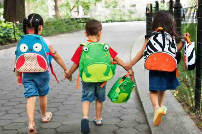 Inicio de la temporada escolar Inicio de la temporada escolar: Los riesgos de usar mochilas con ruedas y calzados “crecedores”