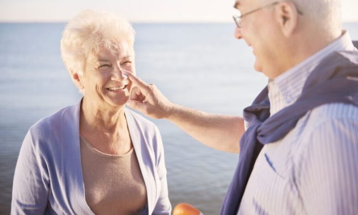 Consejos para mantener la piel sana de los adultos mayores durante el verano