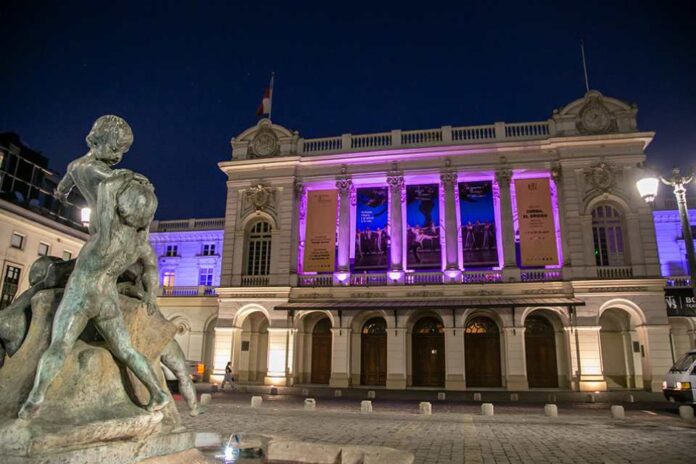 Día Púrpura por la Epilepsia: Edificios y monumentos se iluminan a lo largo de Chile