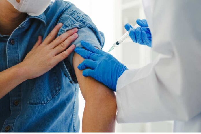 Farmacias Ahumada apoya campaña de vacunación contra la influenza con operativos de salud en la Región Metropolitana