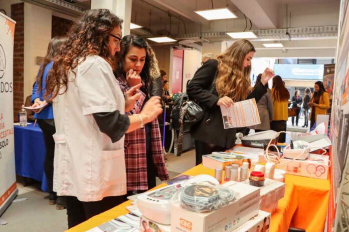 Docentes y autoridades promueven el emprendimiento en el área de salud