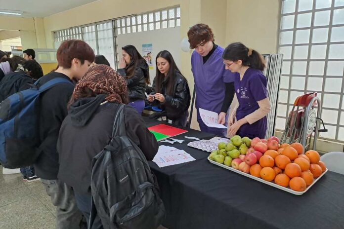 Estudiantes universitarios buscan combatir cifras de sobrepeso y obesidad en adolescentes