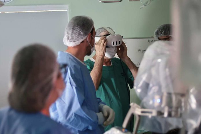 Innovación en Cirugía: Subsecretario de Redes Asistenciales conoce el uso de Realidad Aumentada en el Hospital Dr. Luis Tisné Innovación en Cirugía: Subsecretario de Redes Asistenciales conoce el uso de Realidad Aumentada en el Hospital Dr. Luis Tisné