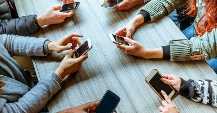 La preocupante relación de los chilenos con el smartphone La preocupante relación de los chilenos con el smartphone