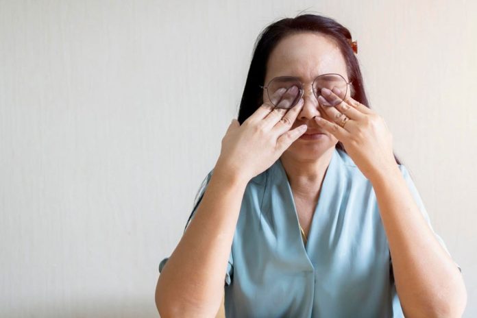 Frotarse los ojos: Oftalmóloga explica por qué es perjudicial para la visión Frotarse los ojos: Oftalmóloga explica por qué es perjudicial para la visión