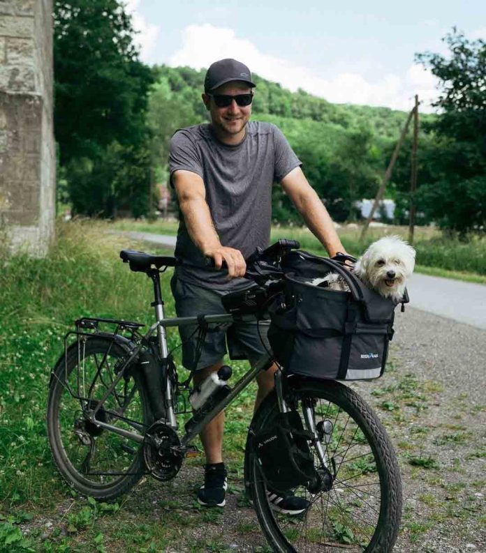 Joven alemán pedalea junto a su perro para recaudar fondos para pacientes con cáncer de sangre Joven alemán pedalea junto a su perro para recaudar fondos para pacientes con cáncer de sangre